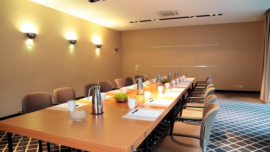 Tagungsraum Braunlage Blocktafel relexa hotel Berlin - Tagungsraum Braunlage Blocktafel